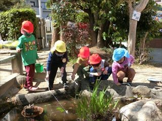 幼稚園で園児が遊ぶ様子