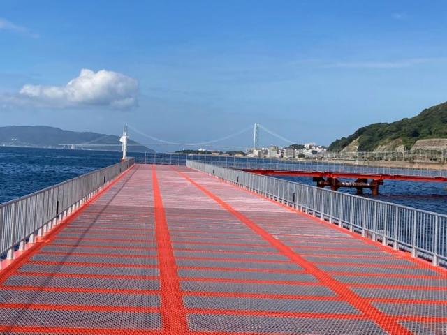 釣台から明石海峡大橋が一望できます